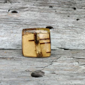 Pierścień z żywicy z korą brzozy