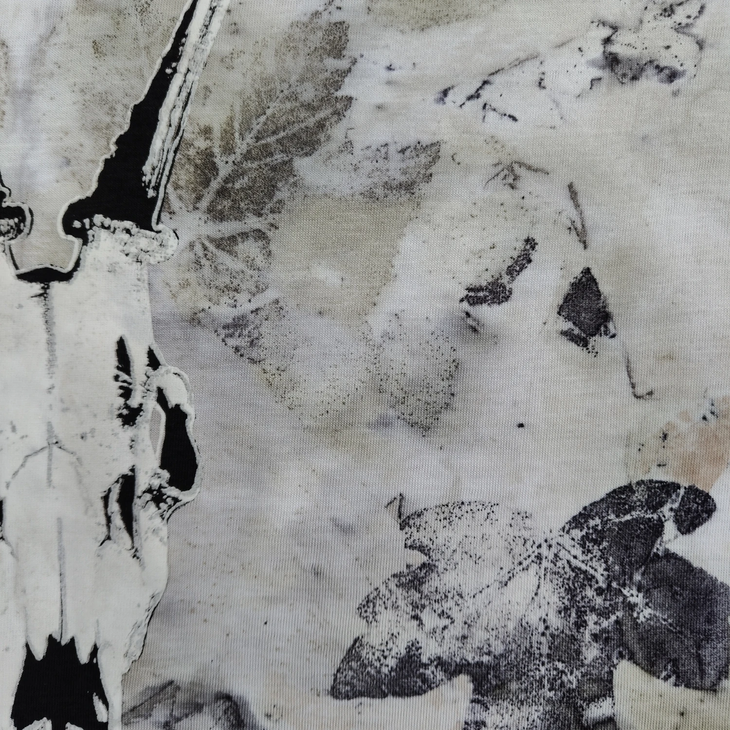 koszulka sarna w lesie fragment